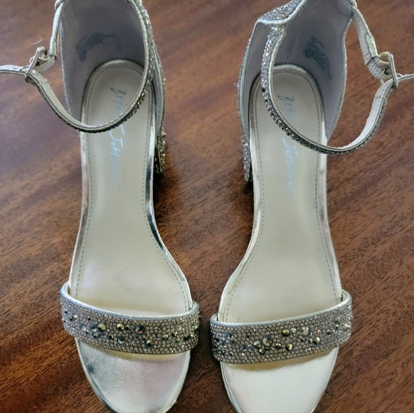 Betsey Johnson Mari healed sandal, size 7. - Picture 9 of 11
